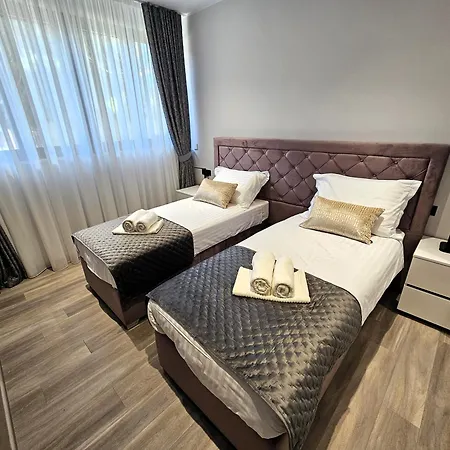 Apartament At 8