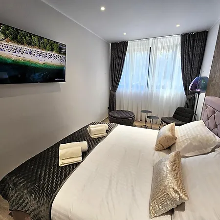 At 8 Apartament