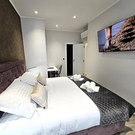 At 8 Apartament *