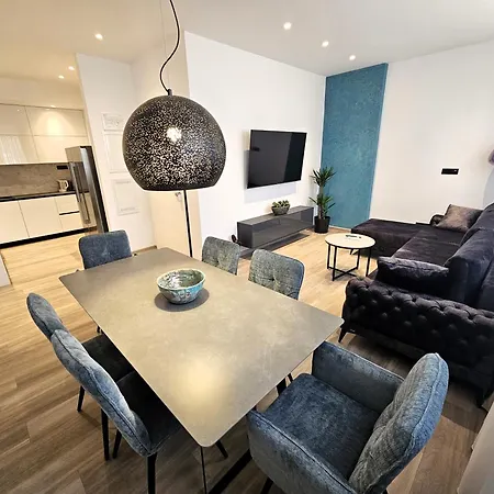 At 8 Apartament *