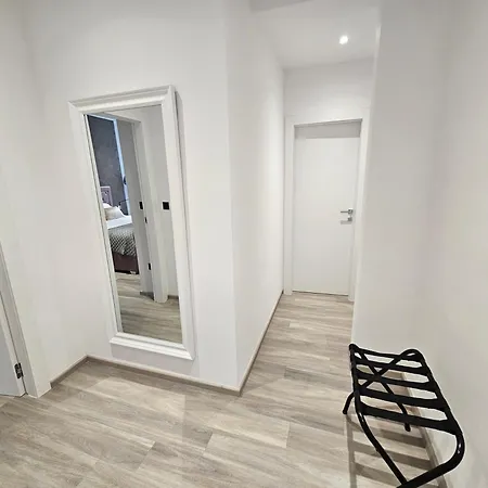 Apartament At 8