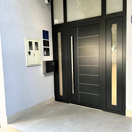At 8 Apartament