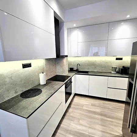 At 8 Apartman