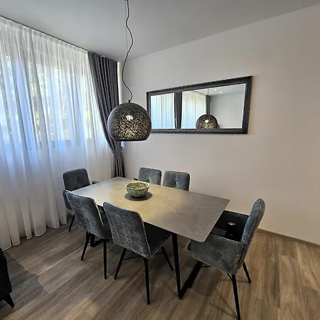 Apartman At 8 *
