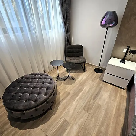 Apartman At 8 *