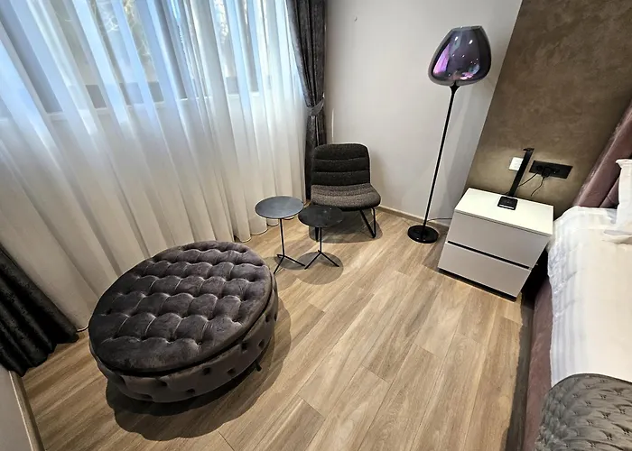 Apartment At 8 *